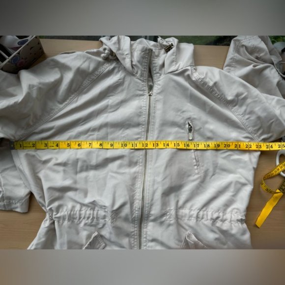 Lightweight jacket, size Large - Picture 10 of 11
